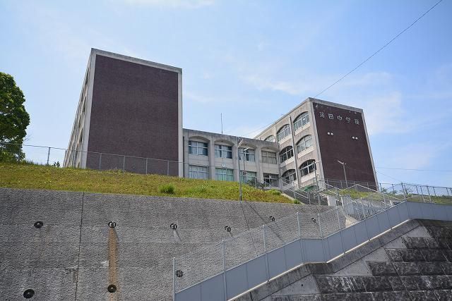 近くの苅田町立 苅田中学校まで1,100m(徒歩14分)