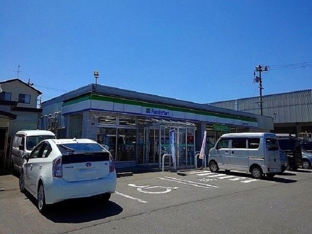 近くのファミリーマートまで350m(徒歩5分)