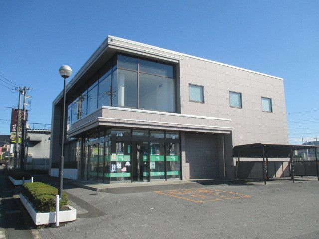 近くの栃木銀行 鹿沼東支店まで700m（徒歩9分）