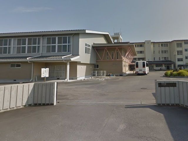 近くの掛川市立桜ヶ丘中学校まで600m（徒歩8分）