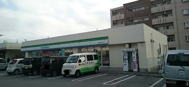 近くのファミリーマート真嘉比中央店まで400m（徒歩5分）