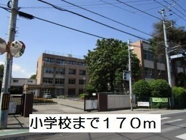 近くの初富小学校まで170m(徒歩3分)