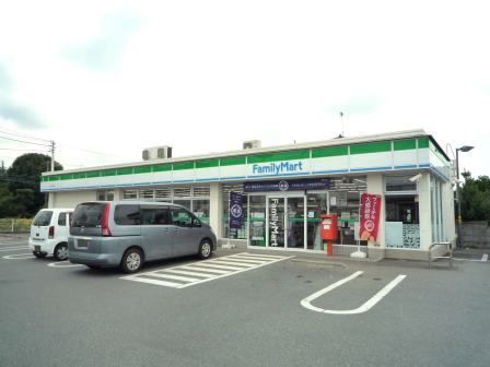 近くのファミリーマートまで700m（徒歩9分）