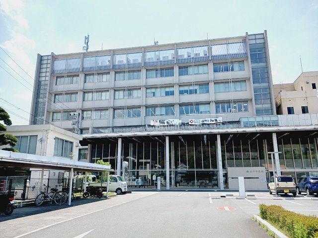 近くの西予市役所様まで1,300m（徒歩17分）