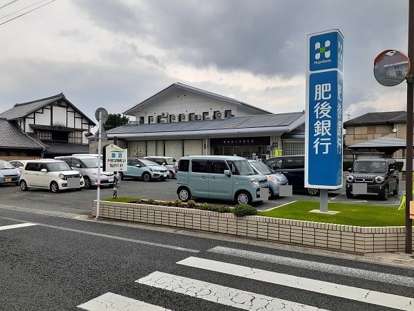 近くの肥後銀行来民店まで800m(徒歩10分)