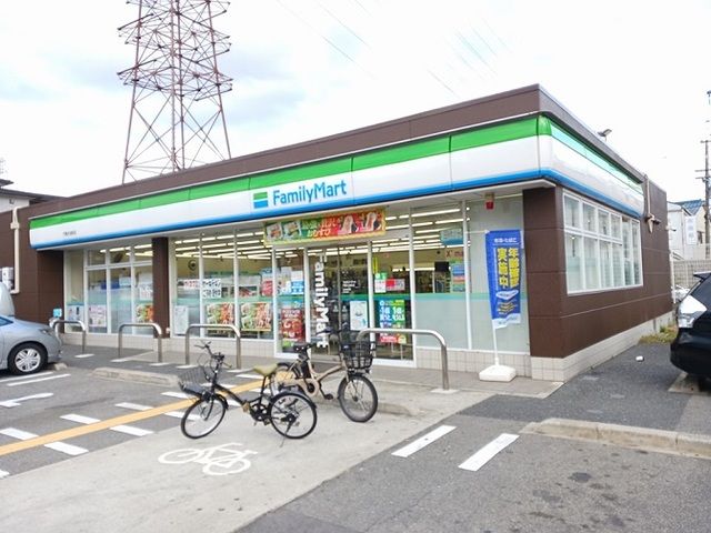 近くのファミリーマート様まで350m（徒歩5分）