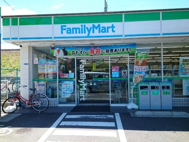 近くのファミリーマート様まで400m（徒歩5分）