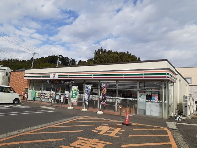 近くのセブンイレブン仙台鶴が丘店まで600m（徒歩8分）