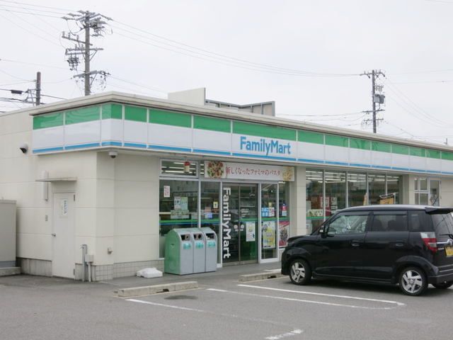 近くのコンビニまで900m（徒歩12分）