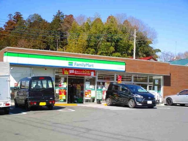 近くのファミリーマートまで150m（徒歩2分）