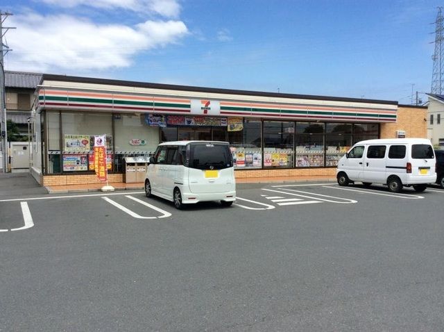 近くのコンビニまで300m（徒歩4分）