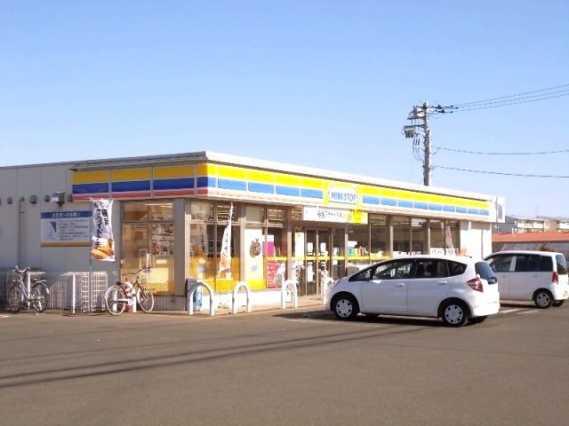 近くのミニストップ桶川小針領家店まで930m(徒歩12分)