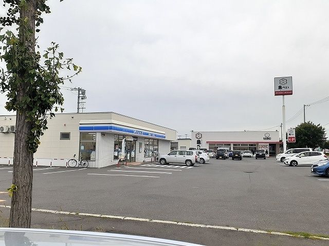 近くのローソン滝川東町５丁目店まで950m（徒歩12分）