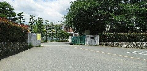 近くの一宮中学校まで420m（徒歩6分）