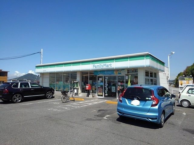 近くのファミリーマート丸亀川西北店まで800m（徒歩10分）