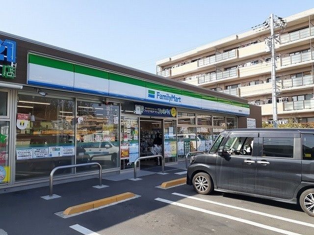 近くのファミリーマートまで489m（徒歩7分）