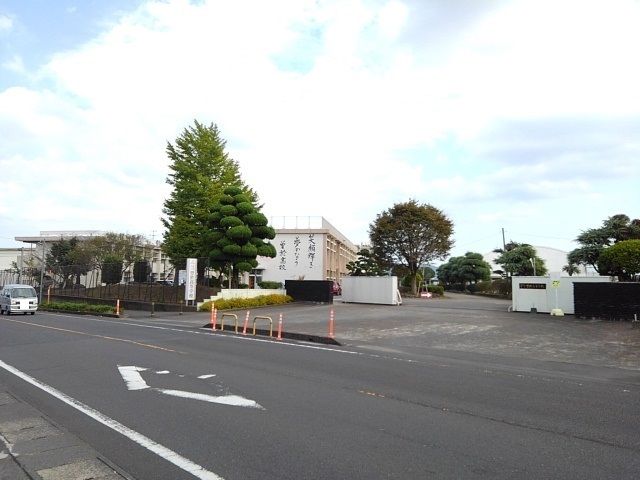 近くの曽於高校まで600m（徒歩8分）
