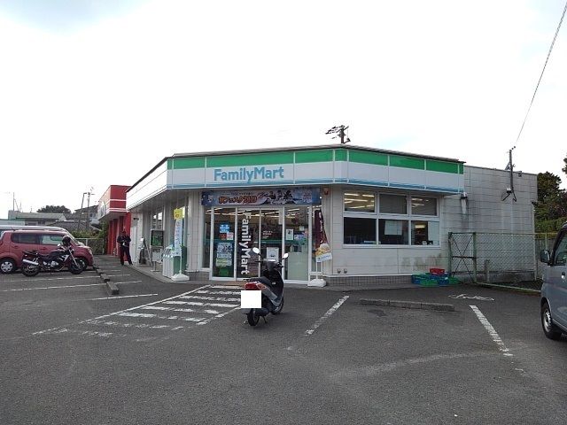 近くのファミリーマート曽於高校前店まで800m（徒歩10分）