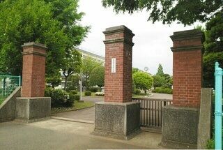 近くの三里塚小学校まで400m(徒歩5分)