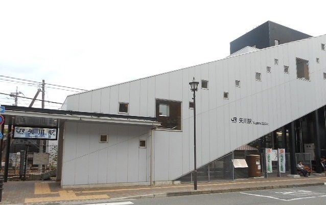 近くの矢川駅まで400m（徒歩5分）