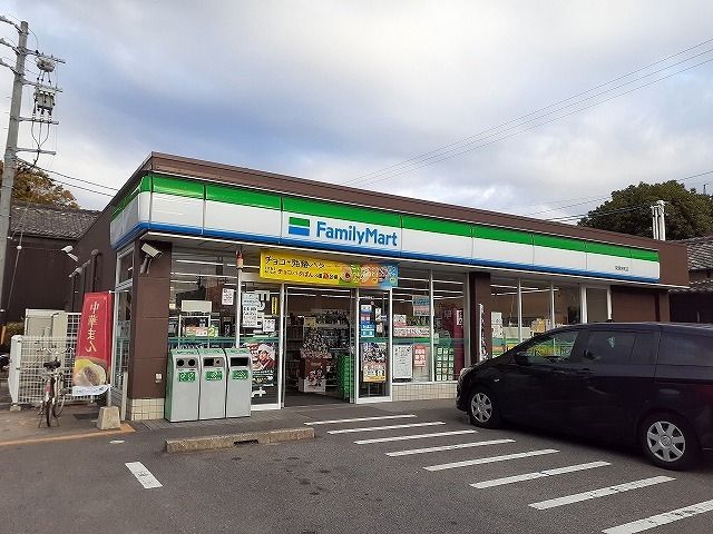 近くのファミリーマート常滑栄町店まで450m（徒歩6分）
