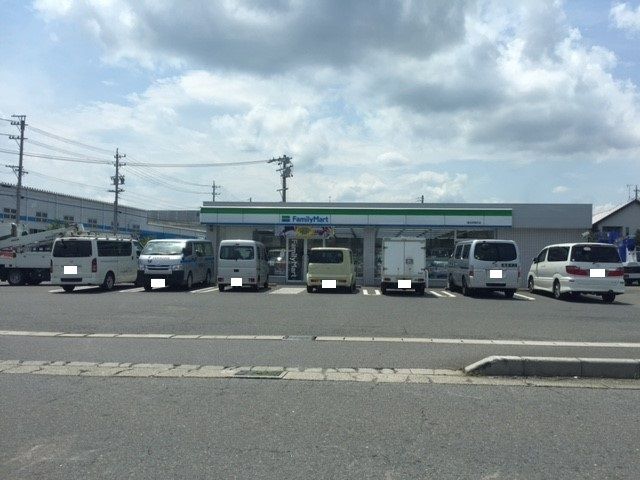 近くのファミリーマート桑名明竜町店まで900m(徒歩12分)