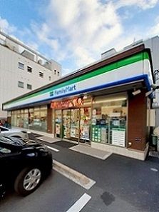 近くのファミリーマート東五軒町店まで78m（徒歩1分）