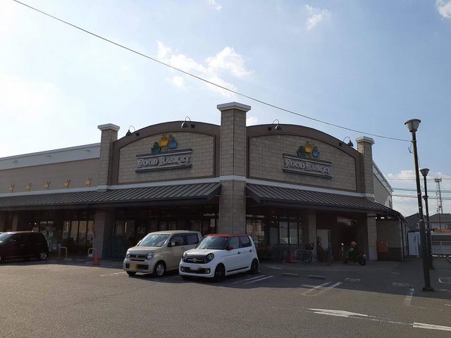 近くのニシナ南輝店まで600m(徒歩8分)