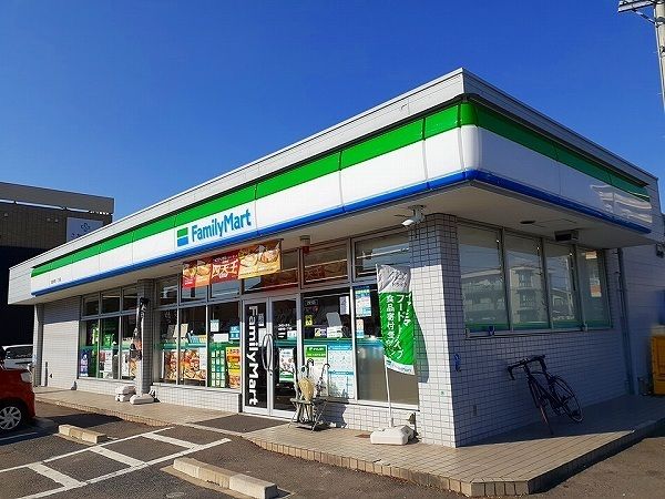 近くのファミリーマートまで400m（徒歩5分）