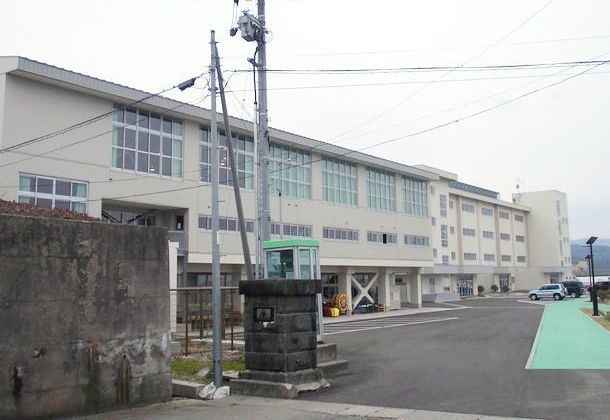 近くの湯沢南中学校まで1,400m（徒歩18分）