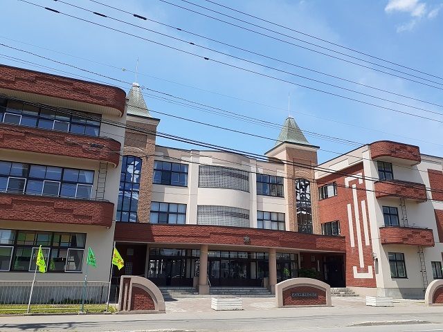 近くの旭川市立東五条小学校まで500m(徒歩7分)