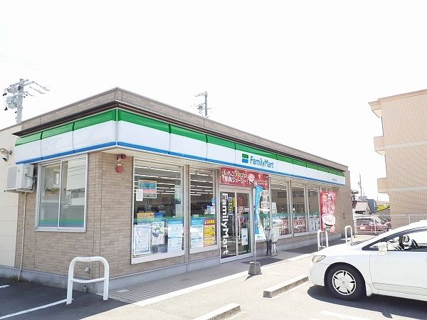 近くのファミリーマート白子店まで550m（徒歩7分）