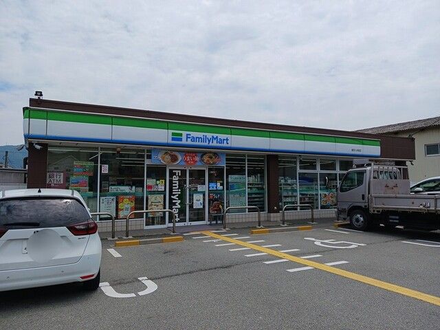 近くのファミリーマート　八木町店まで300m（徒歩4分）