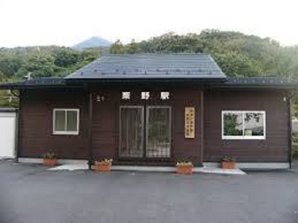 近くの粟野駅まで750m（徒歩10分）