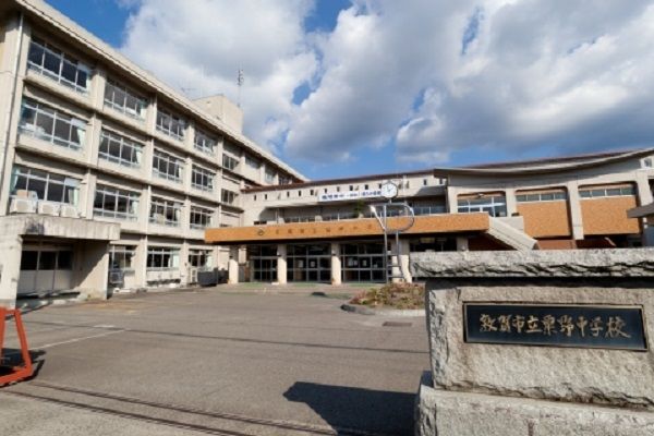 近くの粟野中学校まで1,900m（徒歩24分）