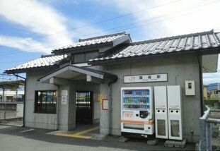 近くの国母駅まで700m（徒歩9分）