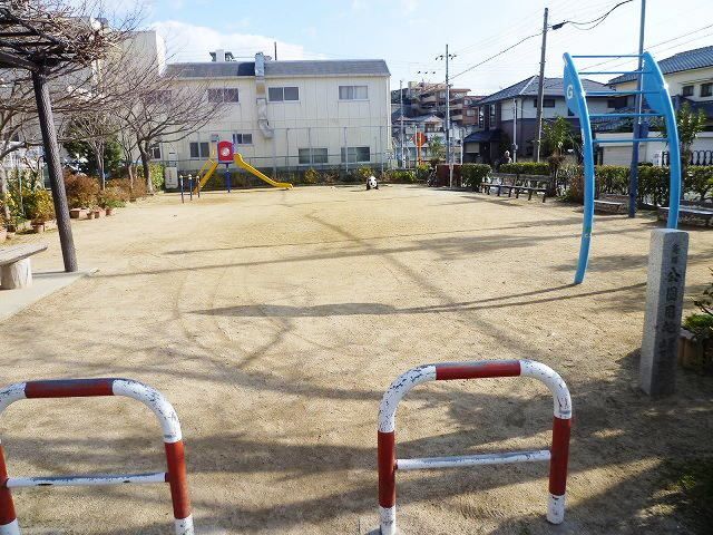 近くの朝霧ポプラ公園まで450m（徒歩6分）