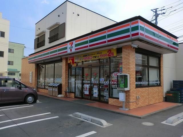 近くのセブンイレブン沼田東原新町店まで550m（徒歩7分）