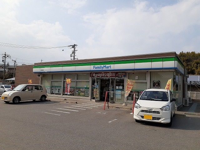 近くのファミリーマート常滑長峰店まで700m（徒歩9分）