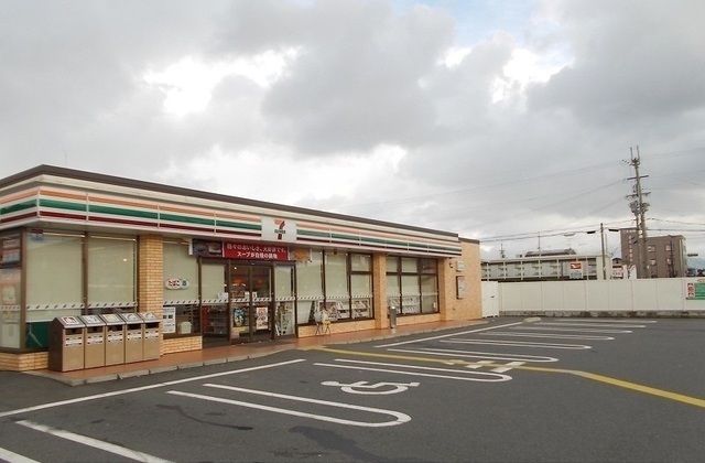 近くのセブンイレブン八日市小脇店様まで150m（徒歩2分）