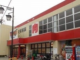 近くのユータカラまで590m（徒歩8分）