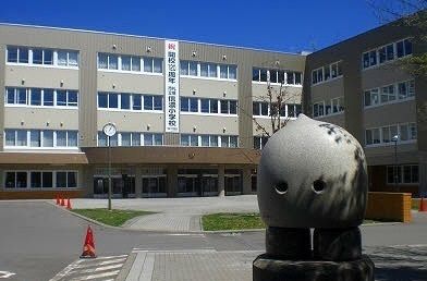 近くの信濃小学校まで450m（徒歩6分）