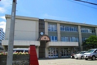 近くの信濃中学校まで1,300m（徒歩17分）