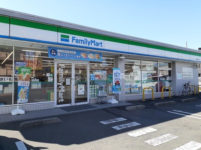 近くのファミリーマートまで110m（徒歩2分）
