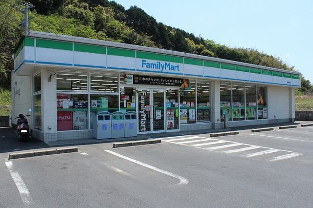 近くのファミリーマートまで450m（徒歩6分）