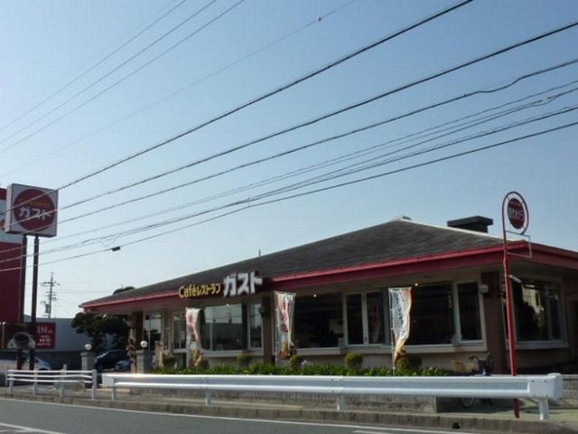 近くのガスト浜松可美店まで450m（徒歩6分）