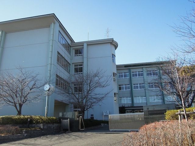 近くの興津中学校まで700m(徒歩9分)