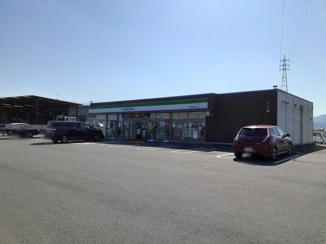 近くのファミリーマート丹原徳能店まで1,278m（徒歩16分）