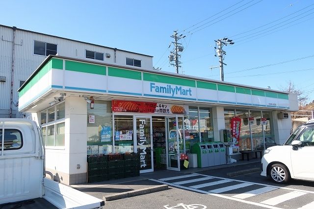 近くのファミリーマートまで300m（徒歩4分）
