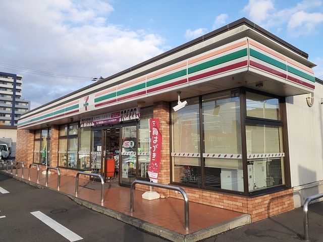 近くのセブンイレブン仙台岩切店まで700m（徒歩9分）